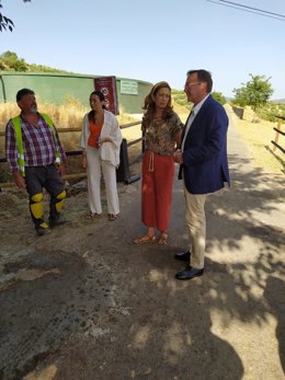 Palomares (dcha.) visita las actuaciones realizadas en la Vía Verde del Aceite.