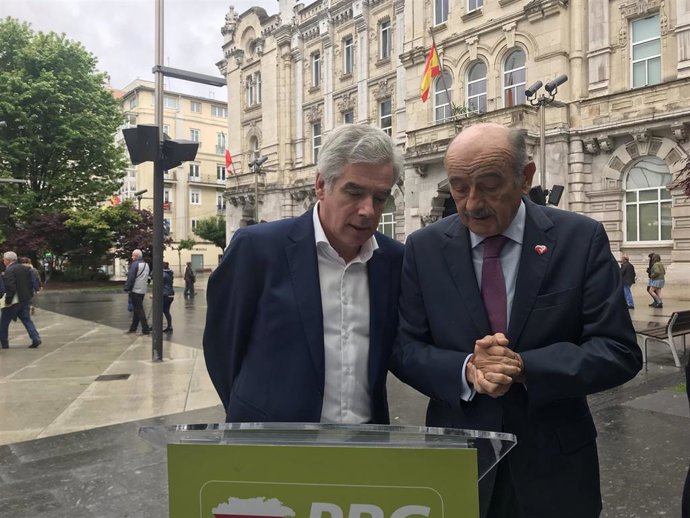 Archivo - El diputado nacional del PRC, José María Mazón, junto al portavoz del PRC de Santander, José María Fuentes-Pila, en foto de archivo