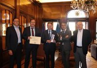 El Ayuntamiento recibe la décima Escoba de Platino