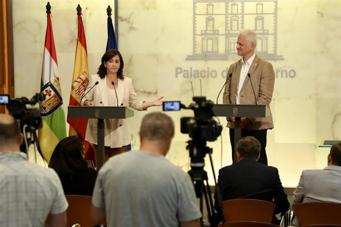 Andreu y Hermoso de Mendoza, tras firmar el Convenio de Capitalidad 2022 para Logroño