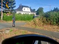 Denunciado un varón por llevar en patinete eléctrico a su hijo de corta edad a un colegio en Oleiros (A Coruña)