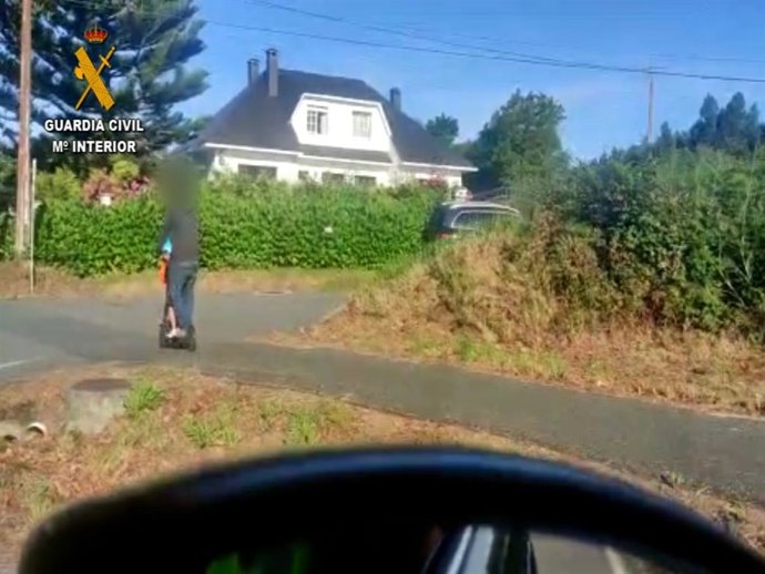 La Guardia Civil denuncia a un varón de 40 años por llevar a su hijo de corta edad en patinete a un colegio de Oleiros (A Coruña).