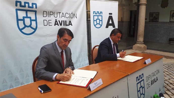 El consejero de Medio Ambiente, Vivienda y Ordenación del Territorio, Juan Carlos Suárez-Quiñones, y el presidente de la Diputación de Ávila, Carlos García, firman un convenio.