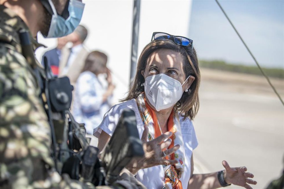 La ministra de Defensa, Margarita Robles, durante su visita a la base de helicópteros de Almagro I (BELHA I), en la Base Coronel Sánchez Bilbao, a 10 de junio de 2022, en Almagro, Ciudad Real (España).