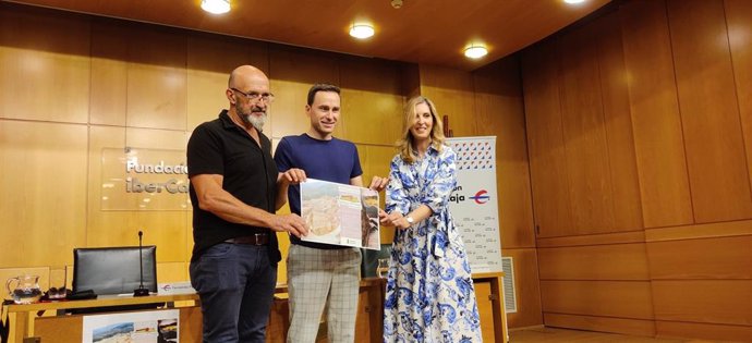 El alcalde de Nalda, Daniel Osés -en el centro-, el arqueólogo Fernando Porres y la directora del Centro Cultural Ibercaja, Cristina Sigüenza presentan las nuevas visitas guiadas al Castillo de Nalda