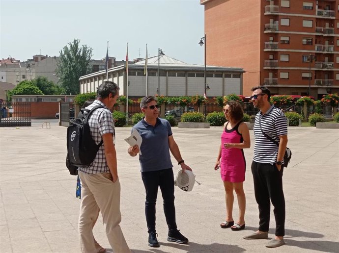 CSIF entrega una estufa a la Consejería de Educación ante "las altas temperaturas" que viven los alumnos en las aulas