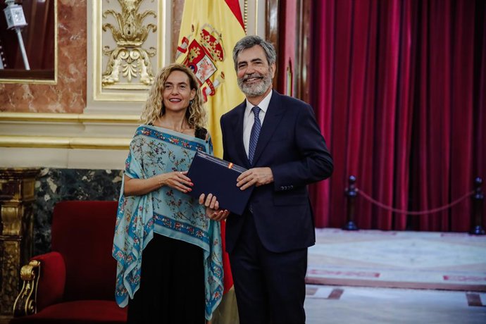 El presidente del Tribunal Supremo y del Consejo General del Poder Judicial (CGPJ), Carlos Lesmes, le entrega las Memorias Anuales del Poder Judicial correspondientes a los años 2019 y 2020 a la presidenta del Congreso, Meritxell Batet, en el Congreso d