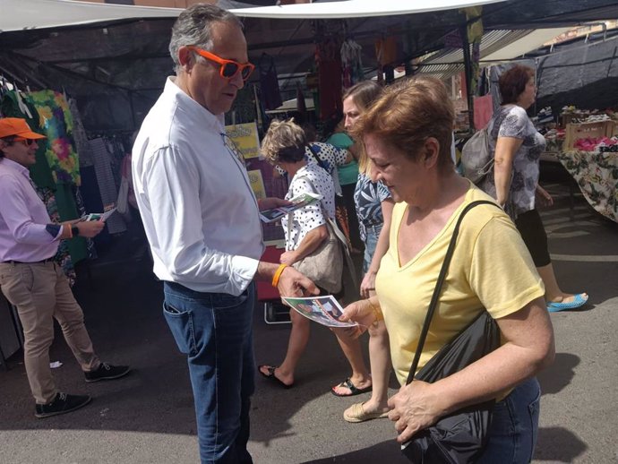 Vicente García Egea (Cs) participa en un reparto de publicidad electoral en Roquetas de Mar (Almería).