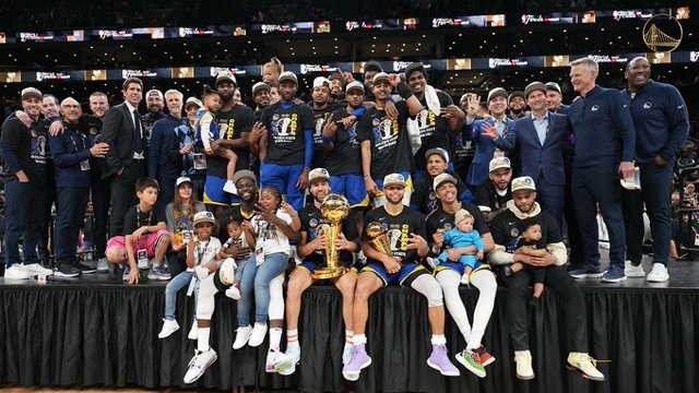 Els Golden State Warriors celebren el títol de l'NBA