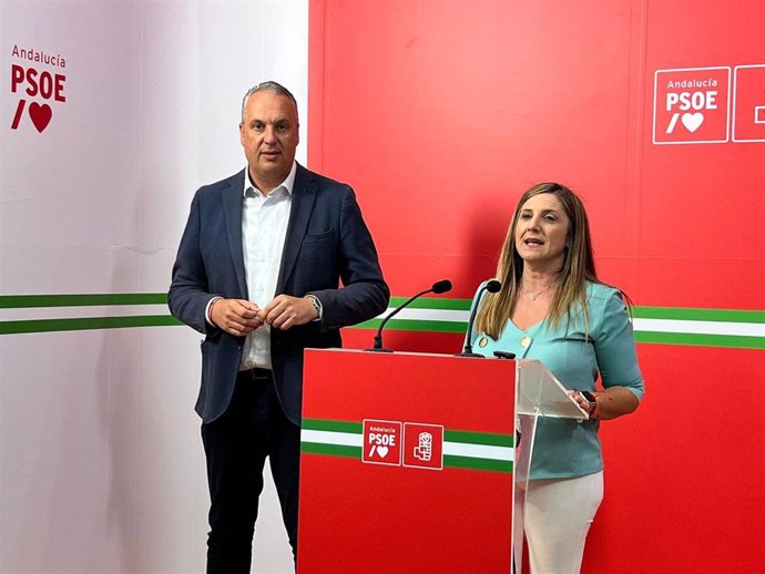 El secretario general del PSOE de Cádiz, Juan Carlos Ruiz Boix, junto a la cabeza de lista del PSOE gaditano al Parlamento de Andalucía, Irene García.