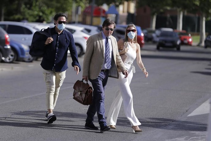 Luis Lorenzo y Arancha Palomino a su llegada al juzgado el día en el que la jueza revisará las medidas cautelares impuestas al matrimonio acusado de la muerte de María Isabel Suárez, a 17 de junio de 2022, en Madrid (España).