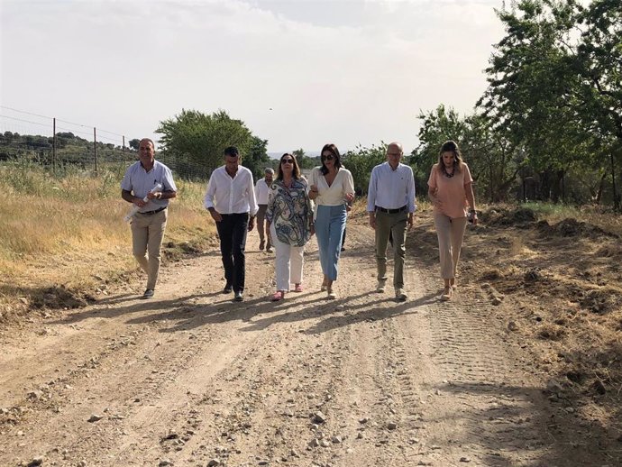 Ana Corredera, viceconsejera de Agricultura, visita una vía pecuaria donde se están acometiendo obras de mejora en Ronda