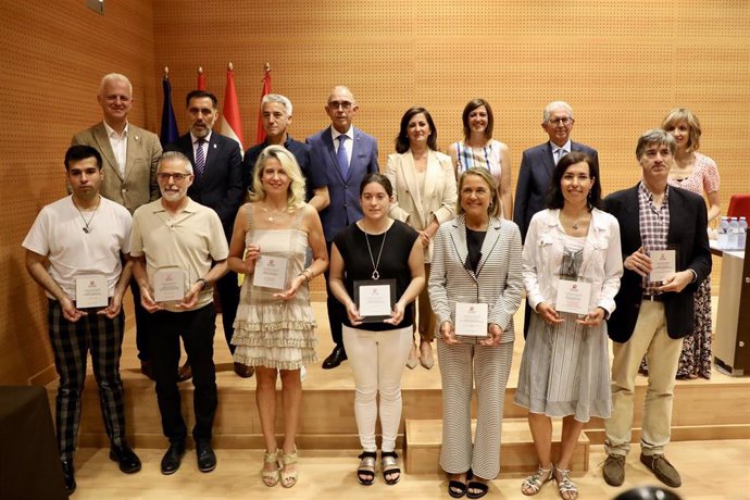 La presidenta del Gobierno, Concha Andreu, con los premiados