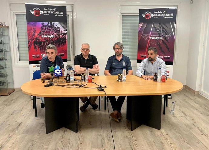 De derecha a izquierda: Aitor Jiménez, Quique Ascaso, Xavier Bartrolí y Fernando Escartín, organizadores de la marcha cicloturista Quebrantahuesos anunciando las razones del aplazamiento.