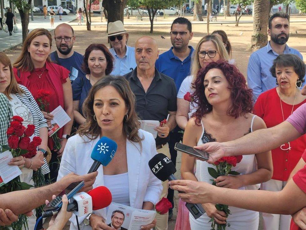 Ambrosio atiende a los medios, arropada por cargos públicos y orgánicos del PSOE de Córdoba.