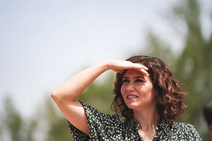 La presidenta regional, Isabel Díaz Ayuso, visita la finca El Porcal, situada en Rivas Vaciamadrid, dentro del Parque Regional del Sureste.