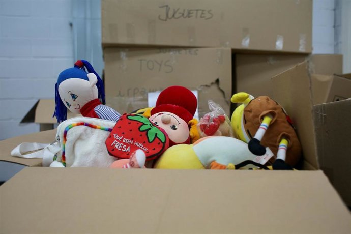 Archivo - Juguetes infantiles preparados para ser enviados hacia Ucrania, en el Centro Logístico del Hospital de Emergencias Enfermera Isabel Zendal, a 24 de marzo de 2022, en Madrid (España). Transfesa Logistics y DB Cargo han organizado un envío de ma