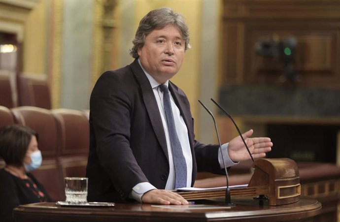 Archivo - El diputado del PP, Luis Santamaría, interviene en una sesión plenaria en el Congreso de los Diputados, a 24 de junio de 2021, en Madrid