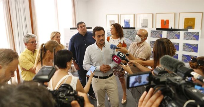 El conseller de Movilidad e Infraestructuras del Consell de Mallorca, Iván Sevillano, en declaraciones a los medios.