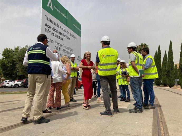 La cabeza de lista del PP por Sevilla, Patricia del Pozo, en las obras del tranvía de Alcalá de Guadaíra.