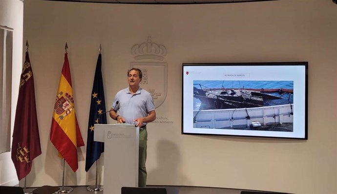 El portavoz del Comité de Asesoramiento Científico del Mar Menor, Emilio María Dolores, en rueda de prensa