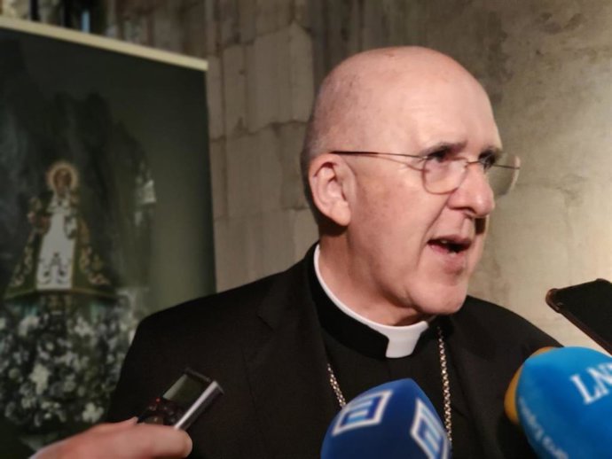 El cardenal arzobispo de Madrid, Carlos Osoro, atiende a los medios tras participar en el funeral por el arzobispo emérito de Oviedo Gabino Díaz Merchán.