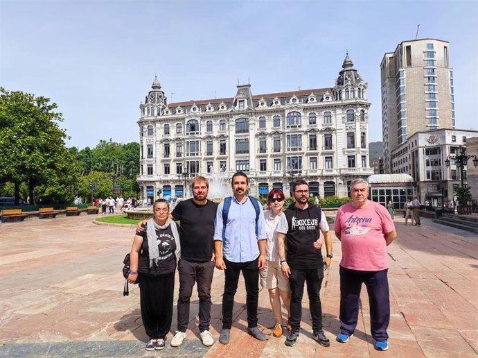 El diputado de Podemos Daniel Ripa y el exparlamentario Andrés Ron con simpatizantes