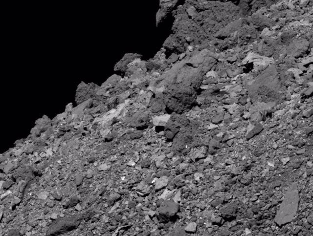 Esta imagen muestra la superficie cubierta de rocas del asteroide Bennu.