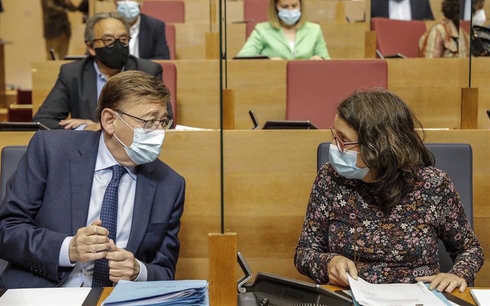 Archivo - El president de la Generalitat Valenciana, Ximo Puig (i), y la vicepresidenta portavoz de la Generalitat, Mónica Oltra (d), durante una sesión de control
