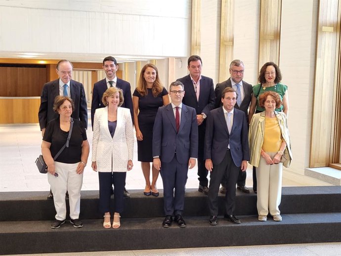El ministro de la Presidencia, Relaciones con las Cortes y Memoria Democrática, Félix Bolaños. La presidenta de Patrimonio Nacional, Ana de la Cueva y el alcalde de Madrid, José Luis Martínez Almeida, en el Museo de las Colecciones Reales