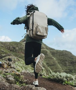 Tropicfeel llama con la pulsera 'Nothing included' a viajar de manera responsable.