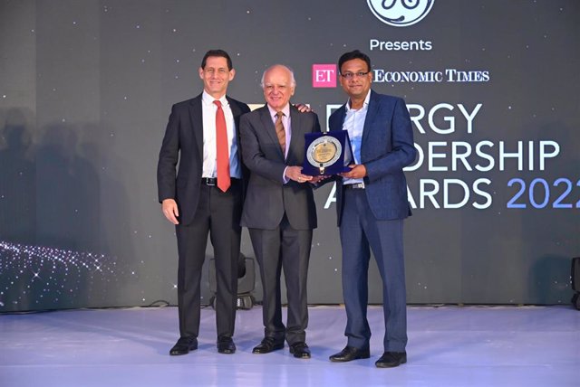 Joseph Sigelman and Abhilesh Gupta from AG&P receiving the Energy Company of the Year Award