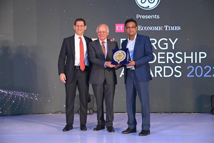 Joseph Sigelman and Abhilesh Gupta from AG&P receiving the Energy Company of the Year Award