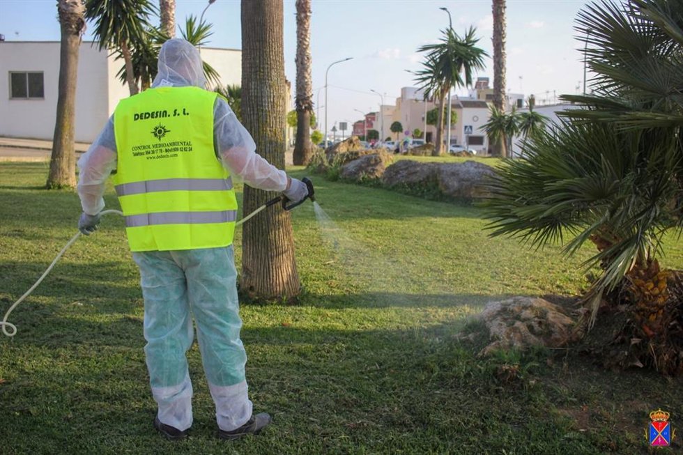 Archivo - Imagen de archivo de un operario en La Puebla del Río fumigando contra los mosquitos.