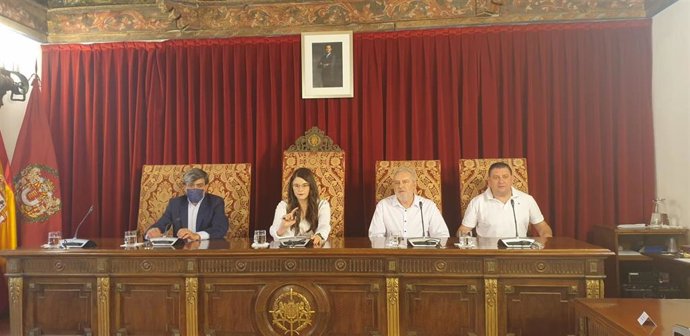 La vicepresidenta segunda de la Diputación, Gema Gómez, en el centro presidiendo la entrega de premios del XXI Concurso Literario El cuento ilustrado 2022