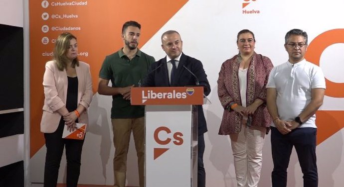 Julio Díaz, cabeza de lista de Cs por Huelva para las elecciones andaluzas de este domingo, acompañado por los números tres y cuatro de la candidatura, José Cruz y María José Peña,