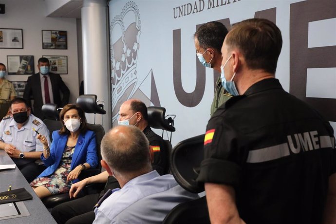 La ministra de Defensa, Margarita Robles y el jefe de la Unidad Militar de Emergencias (UME), el teniente general Luis Manuel Martínez Meijide, durante la presentación de la campaña de lucha contra incendios forestales, en el cuartel general de la UME. 