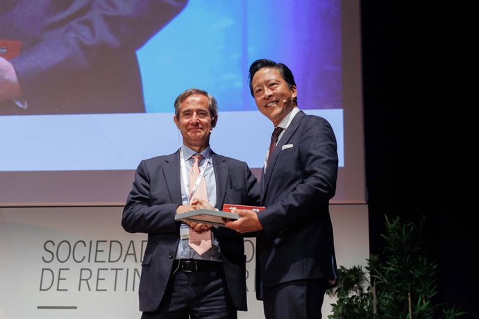 Carl Awh, presidente de la American Society of Retina Specialists (ASRS) recibe la Medalla de Honor