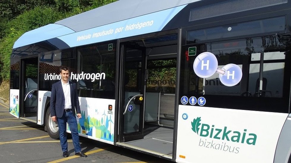 El diputado de Transportes y Movilidad Sostenible de Bizkaia,  Miguel Ángel Gómez Viar, junto al autobús con el que se iniciarán las pruebas de circulación y repostaje con hirógeno.