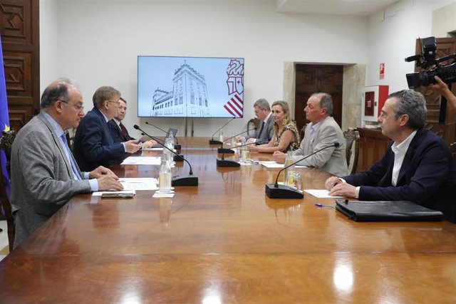 El presidente de la Generalitat, Ximo Puig, se reúne con representantes de los presidentes de la CEV y del Consejo de Cámaras de Comercio de la Comunitat para analizar la situación generada por la crisis de Argelia
