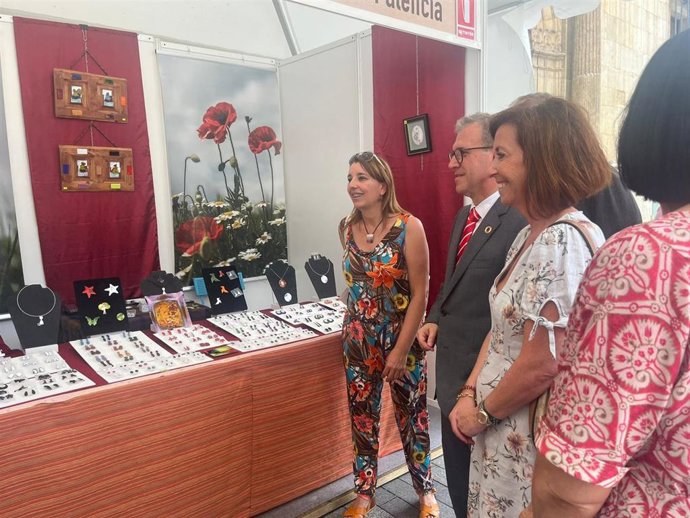 El consejero de Industria, Comercio y Empleo, Mariano Veganzones, asiste a la inauguración de la XXIV Feria de Artesanía de León.