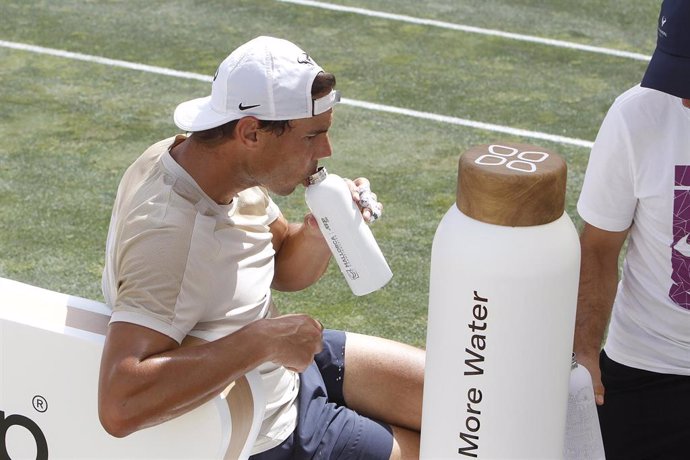 El tenista Rafael Nadal bebe agua durante un entrenamiento abierto a la prensa, en el Mallorca Country Club, a 17 de junio de 20222, en Santa Pona, Mallorca, Islas Baleares (España). El deportista español continúa entrenando para poder disputar el Camp