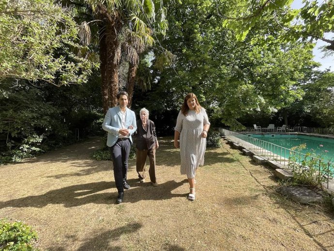 Autoridades del Ayuntamiento de Segovia durante la visita a uno de los lugares que formará parte de la iniciativa 'Jardines Vividos' de Turismo