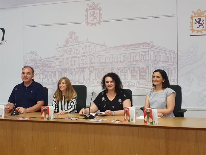 La concejal de Bienestar Social y Juventud, Verá López, -segunda por la derecha- presenta el homenaje a la Sociedad de San Vicente de Paúl.