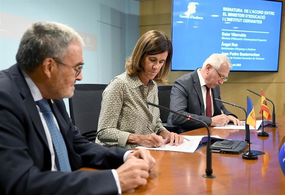 ngel Ros, Ester Vilarrubla y Juan Pedro Basterrechea en la firma del convenio.