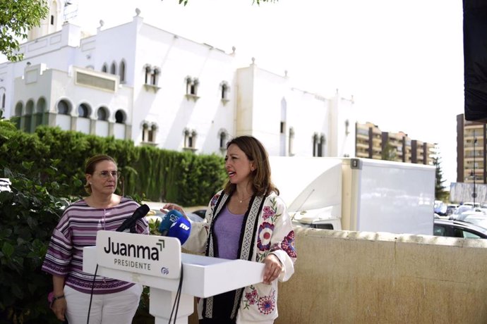 La candidata por el PP de Málaga al Parlamento andaluz Patricia Navarro en Fuengirola (Málaga)