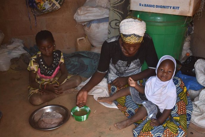 Archivo - Una mujer con sus hijos en Burkina Faso