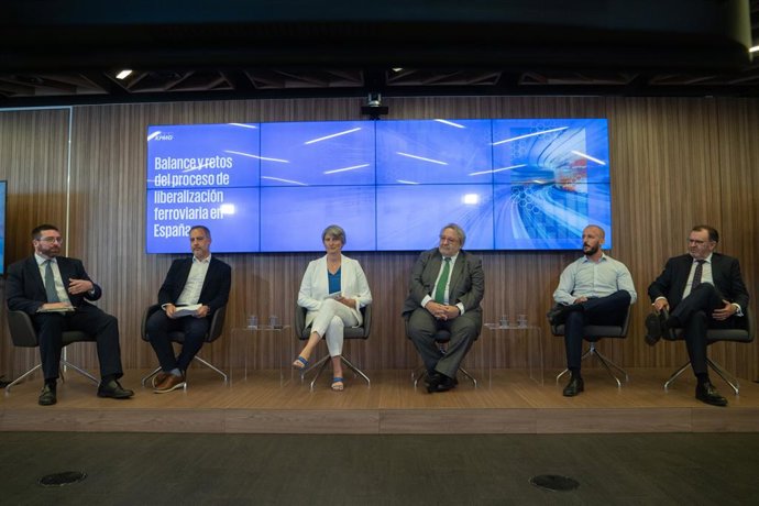 Los representantes de Renfe, Ouigo e Iryo en el panel organizado por KPMG
