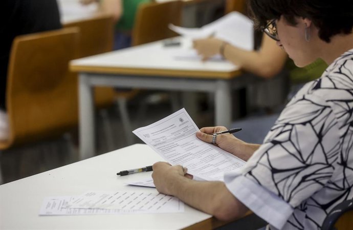 Una estudiante comienza las pruebas de acceso a la universidad 2022. 