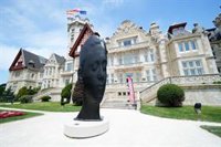 Instalada en el Palacio de la Magdalena la escultura 'Carlota' cedida a la UIMP por Jaume Plensa